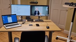Skrivbord med flera datorskärmar